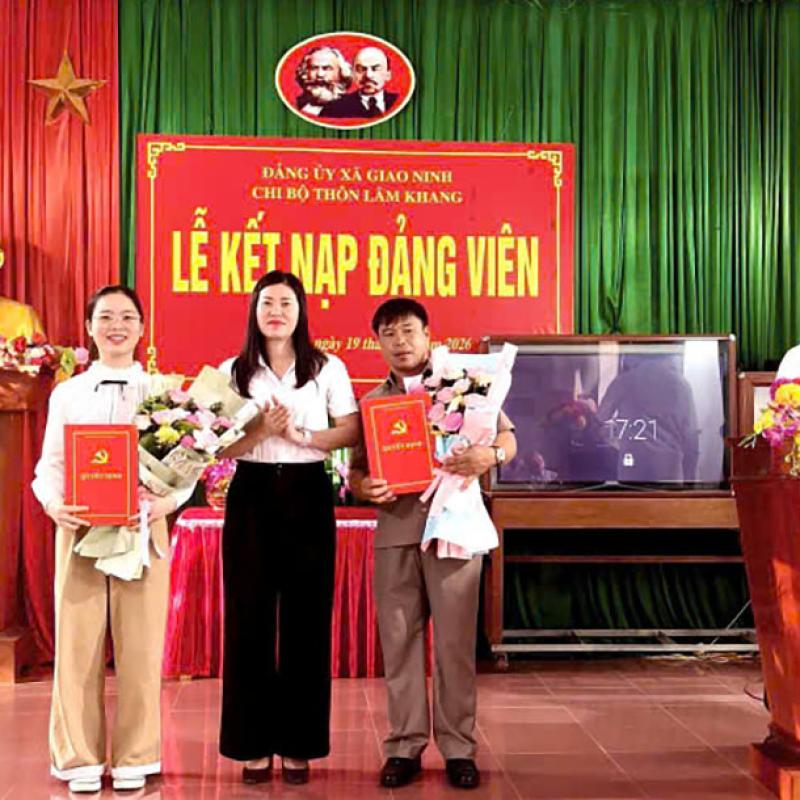 Các Chi bộ trực thuộc Đảng bộ xã Giao Ninh kết nạp 09 Đảng viên mới dịp 19/5