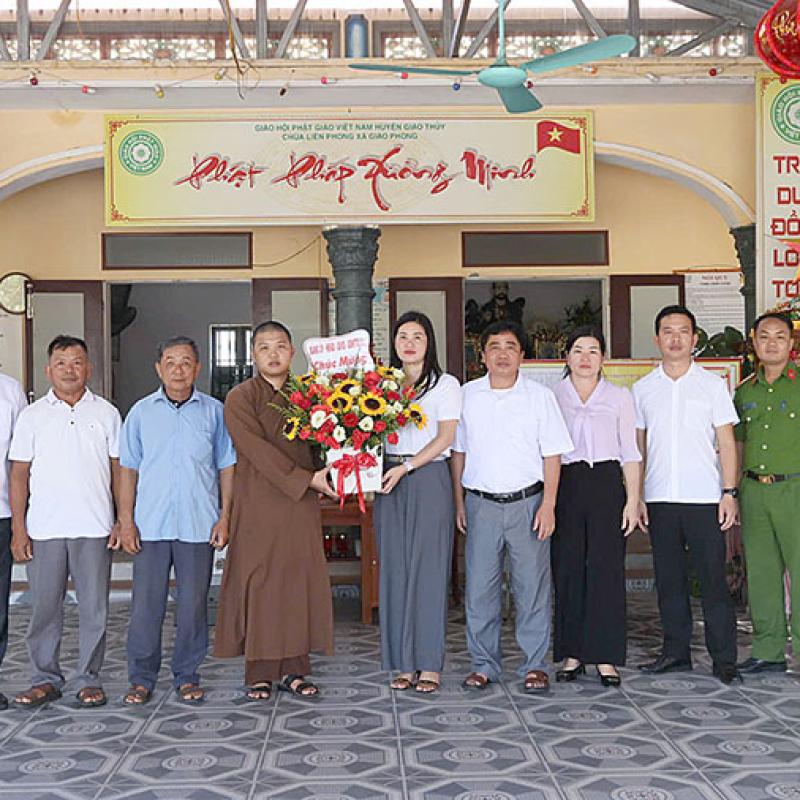 Đồng chí Nguyễn Thị Lĩnh - Phó Bí thư Thường trực Đảng ủy chúc mừng Đại lễ Phật Đản - Phật lịch năm 2026 tại Chùa Hiếu Quang, Chùa Bình An và chùa Liên Phong xã Giao Ninh