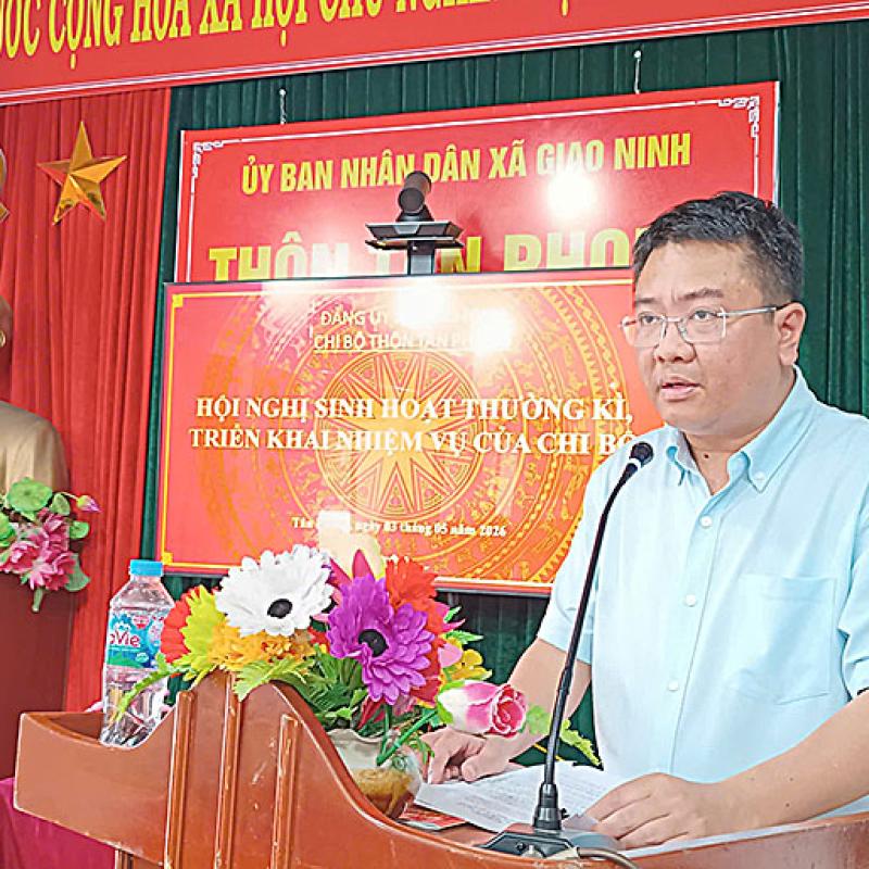 Đồng chí Doãn Quang Hùng - TUV, Bí thư Đảng ủy, Chủ tịch HĐND xã dự sinh hoạt chi bộ thường kỳ tháng 5/2026 tại thôn Tân Phong