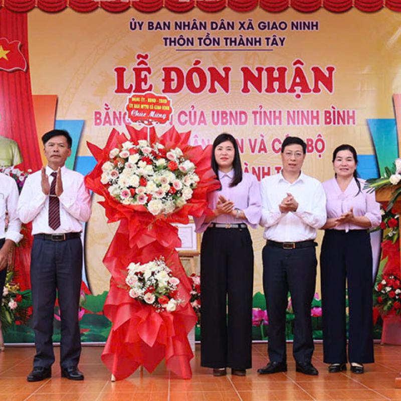 Cán bộ nhân dân Thôn Tồn Thành Tây phấn khởi đón Bằng khen của UBND tỉnh, thôn Văn hóa năm 2025