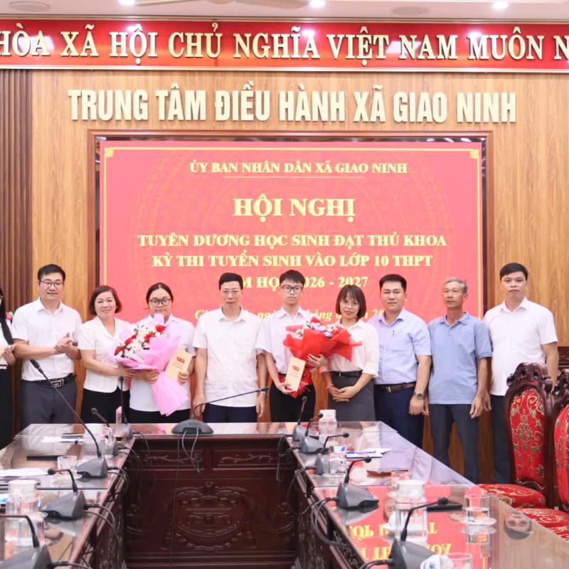 UBND xã Giao Ninh khen thưởng học sinh đỗ thủ khoa trường THPT Giao Thủy B và THPT Quất Lâm