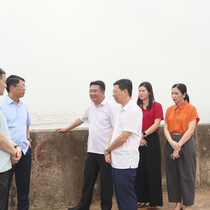 Đồng chí Trần Song Tùng - Phó Chủ tịch UBND tỉnh cùng đoàn công tác của tỉnh kiểm tra và định hướng phát triển Nổ hũ Kho tàng Dubai link moi biển Quất Lâm xã Giao Ninh