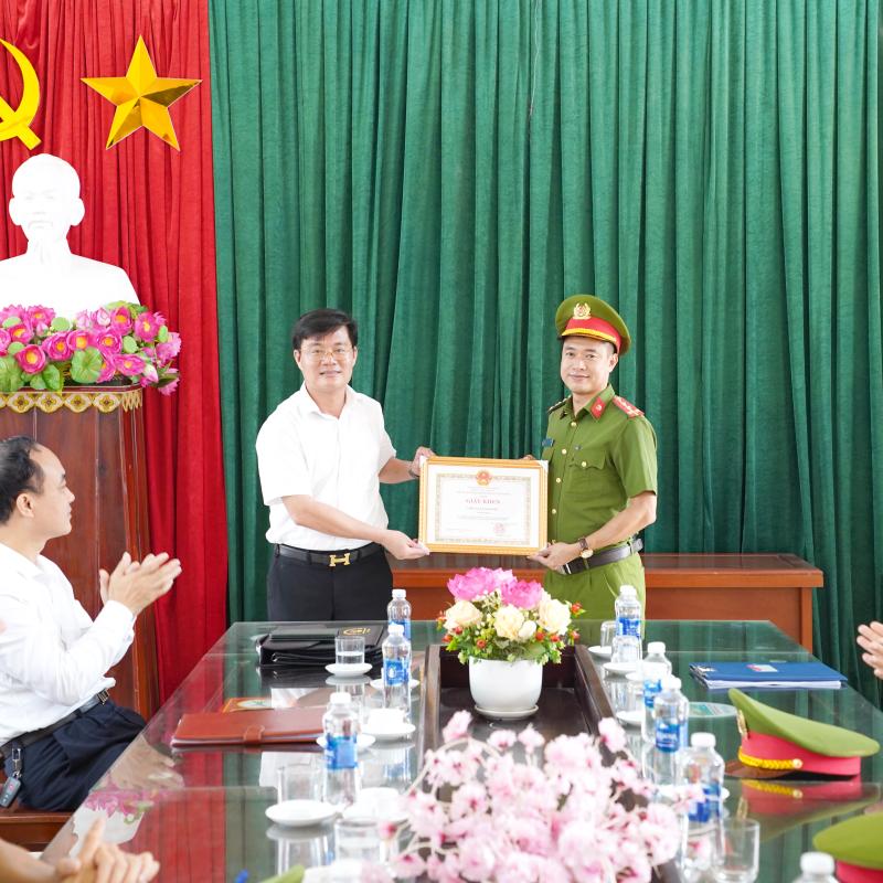 Thường trực Đảng ủy xã Giao Phúc làm việc với Công an xã về đảm bảo công tác an ninh trật tự, an toàn xã hội trên địa bàn xã và khen thưởng tập thể, cá nhân có thành tích xuất sắc trong đợt cao điểm tấn công, trấn áp tội phạm.