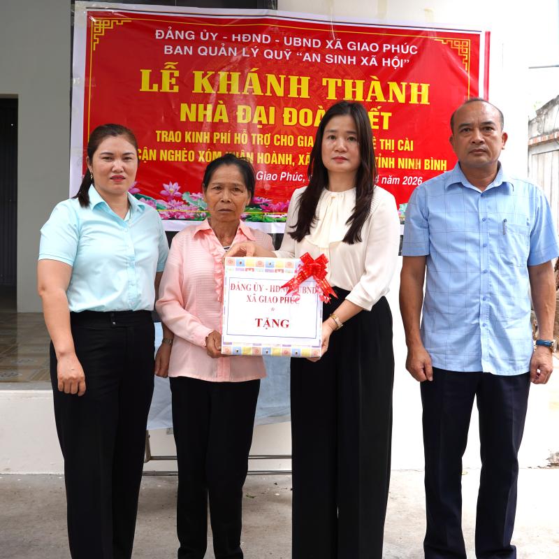 Đảng ủy - HĐND – UBND - UBMTTQ xã Giao Phúc, Ban quản lý quỹ “An sinh xã hội” tổ chức Lễ khánh thành và bàn giao nhà đại đoàn kết cho gia đình bà Lê Thị Cài thuộc xóm Xuân Hoành