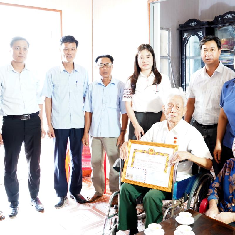 Đảng ủy xã Giao Phúc tổ chức trao tặng Huy hiệu Đảng đợt 19/5 cho các đảng viên sức khỏe yếu