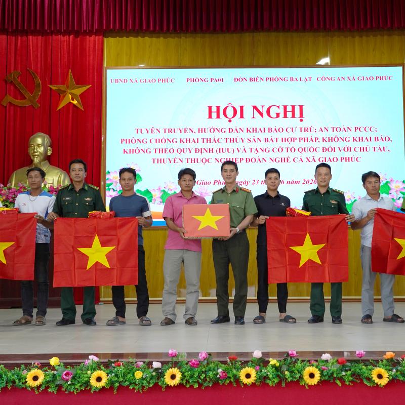 UBND xã Giao Phúc tổ chức Hội nghị tuyên truyền, hướng dẫn khai báo cư trú; an toàn phòng cháy chữa cháy; phòng chống khai thác thủy sản bất hợp pháp, không khai báo, không theo quy định (IUU) và tặng cờ Tổ quốc cho ngư dân thuộc Nghiệp đoàn nghề cá