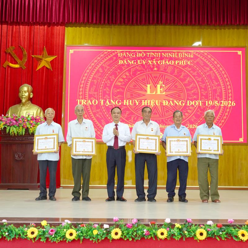 Đảng ủy xã Giao Phúc tổ chức Lễ trao tặng Huy hiệu Đảng đợt 19/5/2026