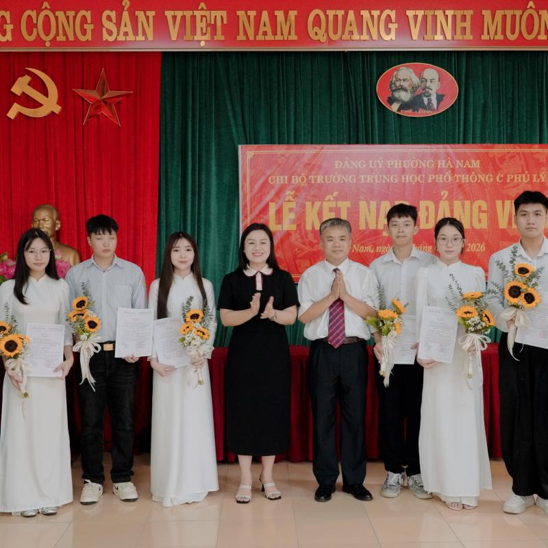 Chi bộ Trường THPT C Phủ Lý tổ chức Lễ kết nạp đảng viên mới