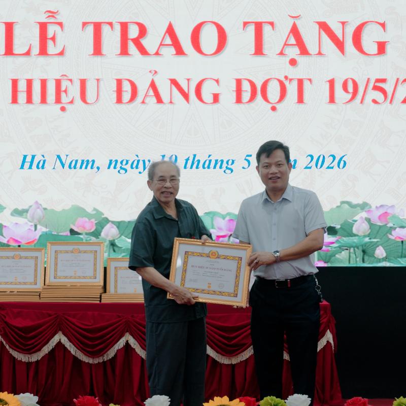 Đảng uỷ phường Hà Nam tổ chức lễ trao tặng Huy hiệu Đảng đợt 19/5/2026.
