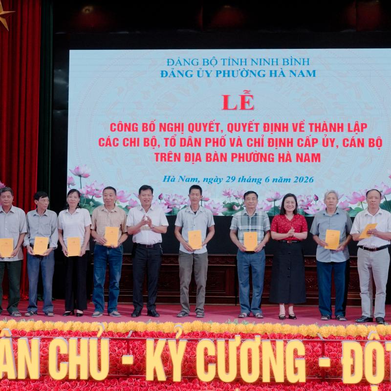 Đảng ủy phường Hà Nam tổ chức Lễ công bố Nghị quyết, quyết định về tổ chức bộ máy và nhân sự các chi bộ, tổ dân phố trên địa bàn phường