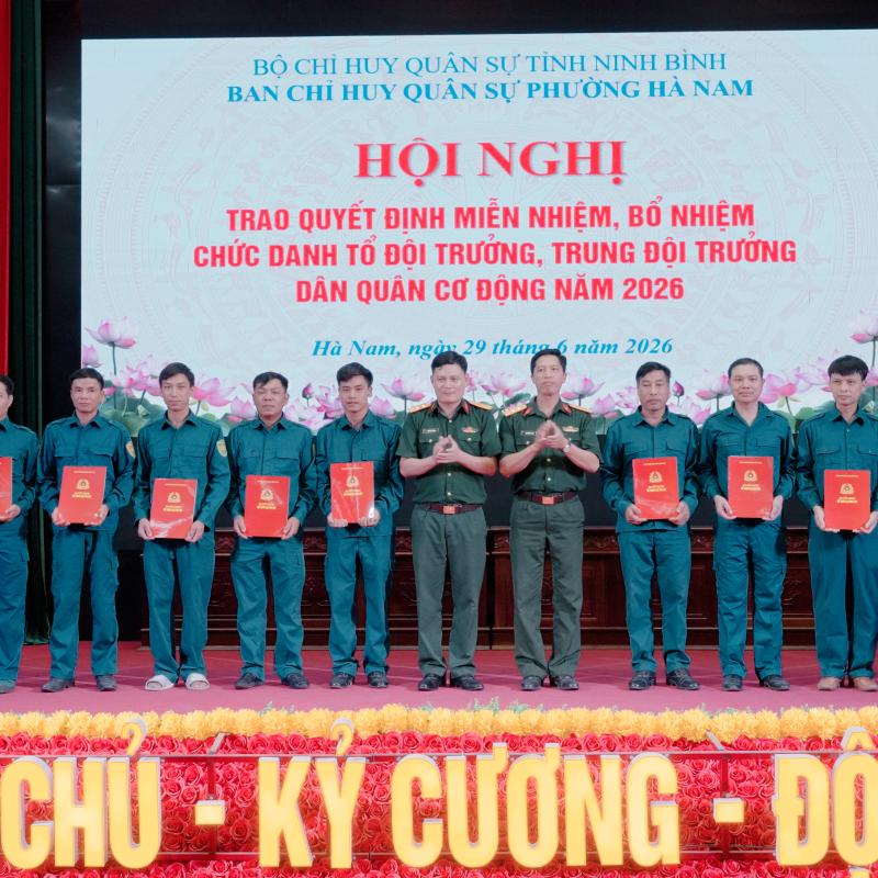 Ban CHQS phường Hà Nam tổ chức hội nghị trao quyết định miễn nhiệm, bổ nhiệm chức danh tổ đội trưởng, trung đội trường dân quân cơ động năm 2026.