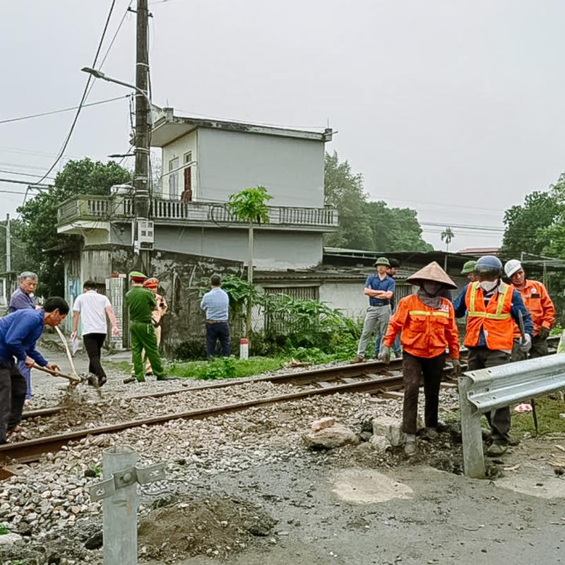 Phường Hà Nam đóng 2 lối đi tự mở qua đường sắt (đợt 2), bảo đảm an toàn giao thông