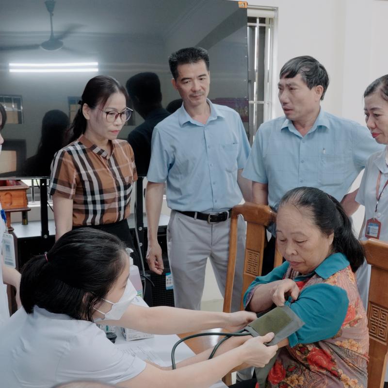Bệnh viện đa khoa Hà Nam tổ chức Khám sàng lọc cho người có công, người cao tuổi(từ đủ 60 tuổi trở lên), người thuộc hộ nghèo và cận nghèo, người khuyết tật, đối tượng bảo trợ xã hội, người mắc bệnh mãn tính trên địa bàn phường.