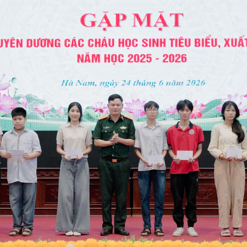 Ban CHQS phường Hà Nam tổ chức gặp mặt, tuyên dương các cháu học sinh tiêu biểu, xuất sắc năm học 2025 - 2026