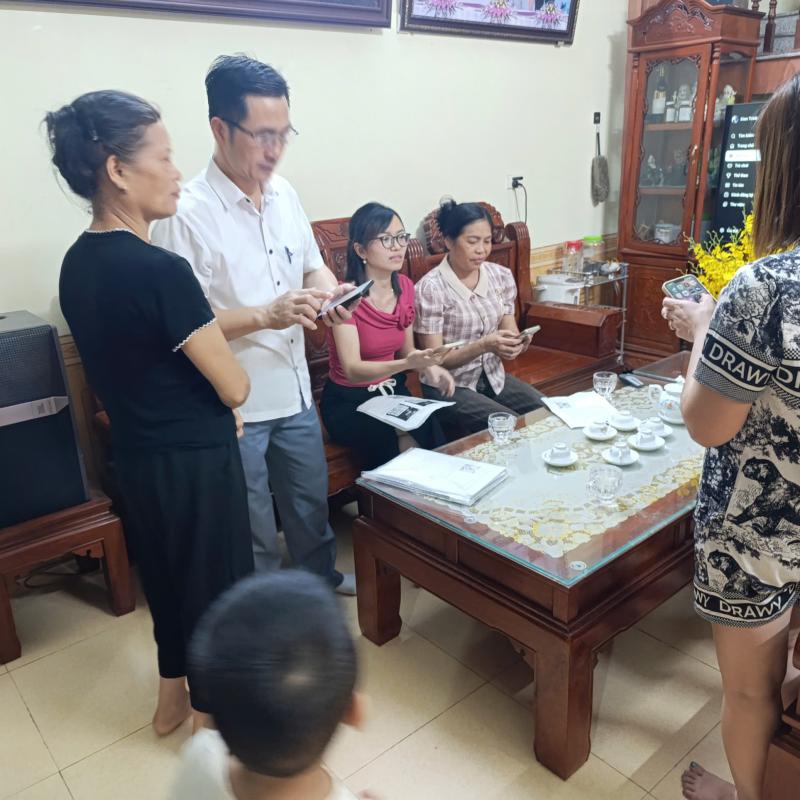 Các Tổ công nghệ số cộng đồng phường Hà Nam đồng loạt ra quân hướng dẫn, hỗ trợ người dân tiếp cận và sử dụng các nền tảng số, dịch vụ số thiết yếu