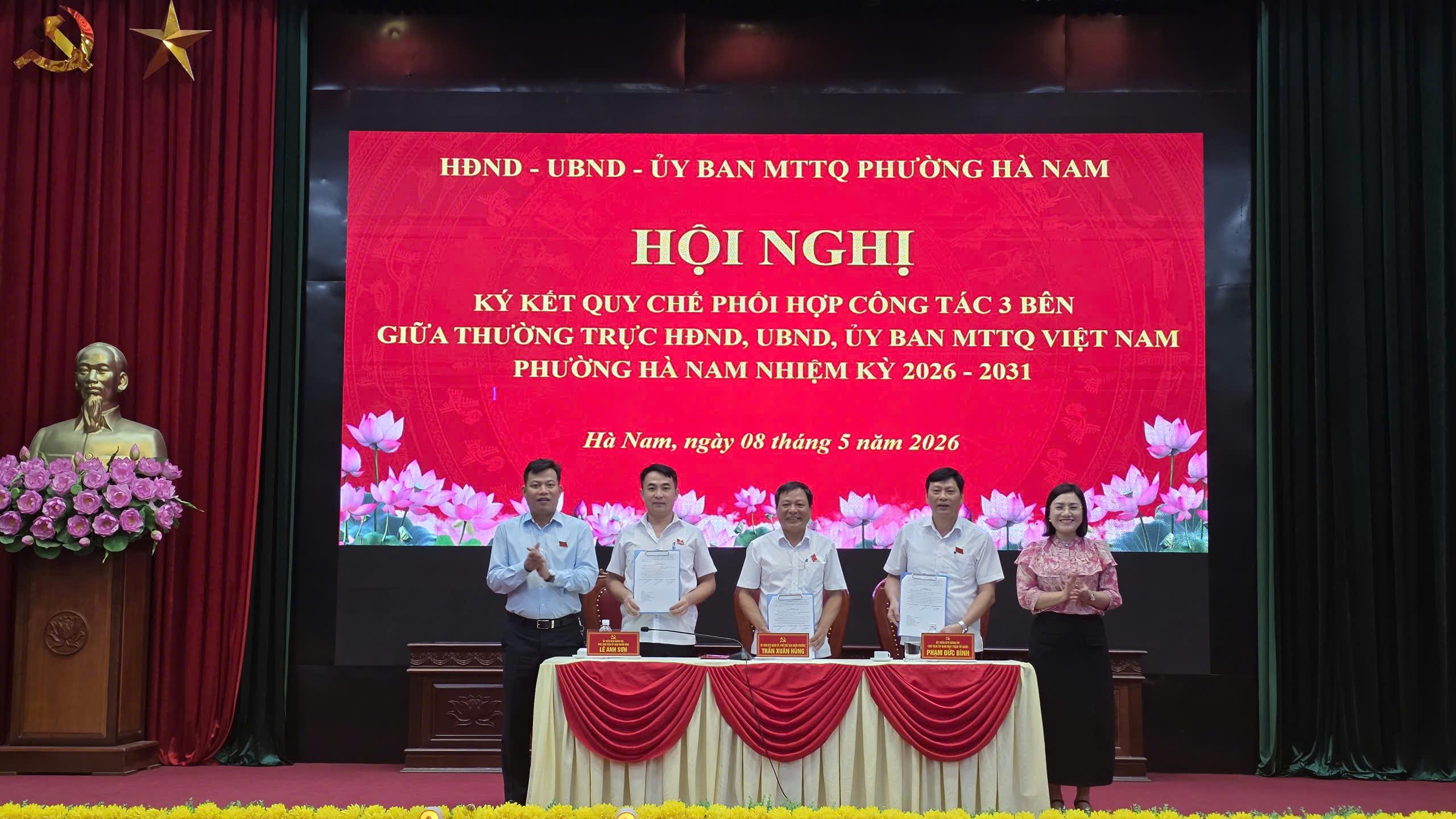 HĐND – UBND – UBMTTQ phường Hà Nam tổ chức hội nghị ký kết quy chế phối hợp công tác 3 bên giữa thường trực HĐND, UBND và Ban thường trực UB MTTQ Việt Nam phường Hà Nam, nhiệm kỳ 2026-2031.