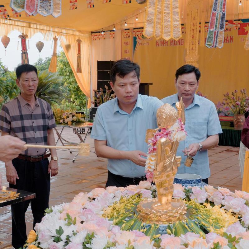 Các đồng chí lãnh đạo phường Hà Nam dự và chúc mừng Đại lễ Phật đản Phật lịch 2570 tại Chùa Linh Cổ