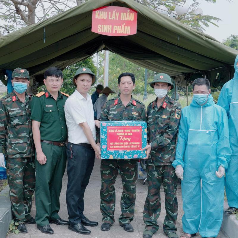 Đồng chí Trịnh Minh Đức – Phó Bí thư Đảng uỷ - Chủ tịch UBND phường Hà Nam thăm, động viên lực lượng thực hiện nhiệm vụ lấy mẫu hài cốt liệt sĩ chưa xác định được thông tin