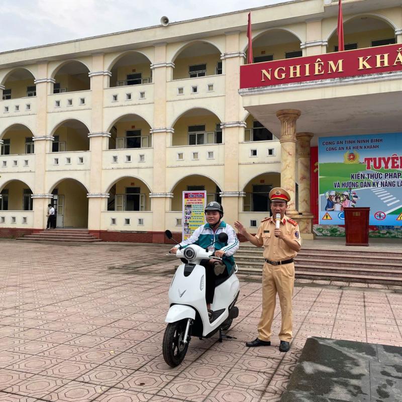 CÔNG AN XÃ HIỂN KHÁNH TUYÊN TRUYỀN, BỒI DƯỠNG KIẾN THỨC PHÁP LUẬT VÀ HƯỚNG DẪN KỸ NĂNG LÁI XE AN TOÀN CHO HỌC SINH TRƯỜNG THPT HOÀNG VĂN THỤ