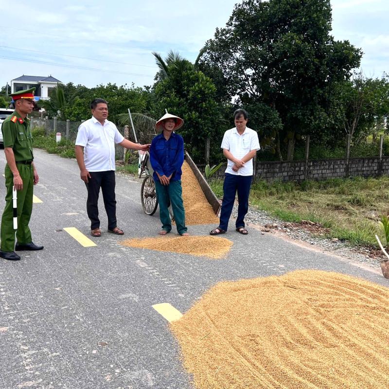 CÔNG AN XÃ HIỂN KHÁNH TĂNG CƯỜNG TUYÊN TRUYỀN, NHẮC NHỞ NGƯỜI DÂN KHÔNG PHƠI THÓC TRÊN ĐƯỜNG GIAO THÔNG