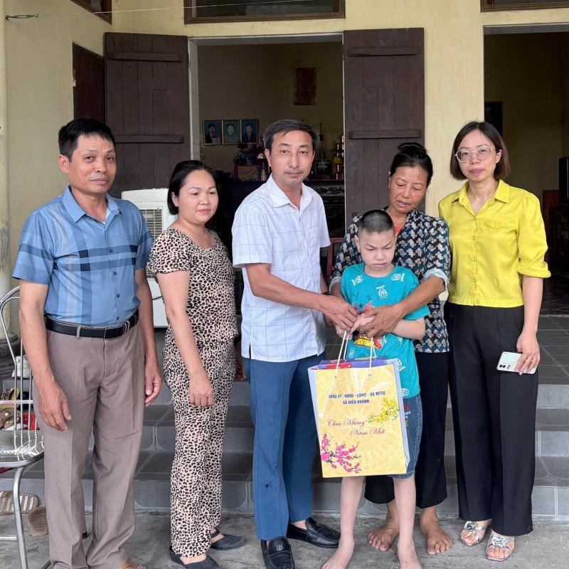 CÁC ĐỒNG CHÍ LÃNH ĐẠO XÃ HIỂN KHÁNH THĂM, TẶNG QUÀ THIẾU NHI CÓ HOÀN CẢNH KHÓ KHĂN NHÂN DỊP QUỐC TẾ THIẾU NHI 1/6.