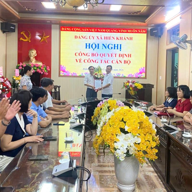 XÃ HIỂN KHÁNH: CÔNG BỐ QUYẾT ĐỊNH TIẾP NHẬN, ĐIỀU ĐỘNG ĐỒNG CHÍ ĐINH VĂN ĐIỆN GIỮ CHỨC CHỦ TỊCH ỦY BAN MTTQ VIỆT NAM XÃ.