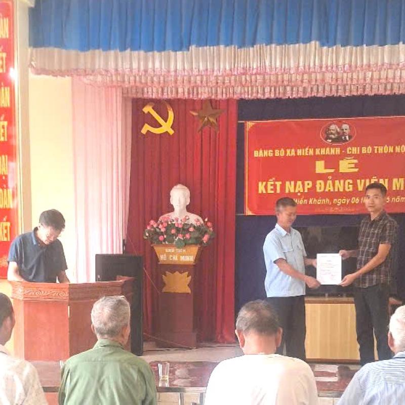 CHI BỘ THÔN NỘI CHẾ TỔ CHỨC LỄ KẾT NẠP ĐẢNG VIÊN MỚI