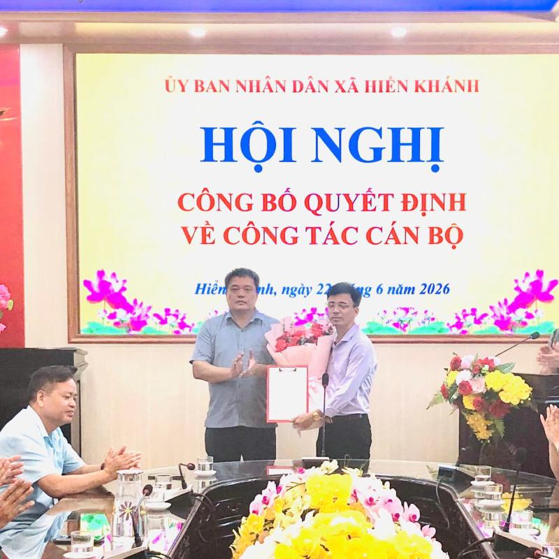 UBND xã Hiển Khánh công bố Quyết định bổ nhiệm Chánh Văn phòng HĐND - UBND xã.