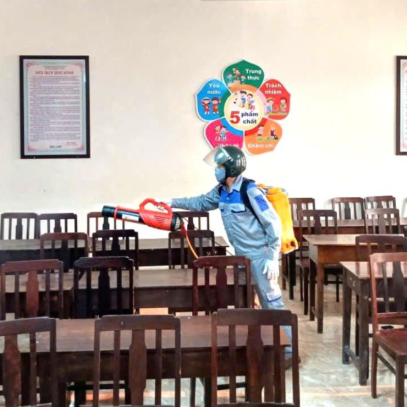 TRƯỜNG THCS QUANG TRUNG CHỦ ĐỘNG PHUN THUỐC KHỬ KHUẨN – TĂNG CƯỜNG PHÒNG CHỐNG DỊCH BỆNH TRONG TRƯỜNG HỌC