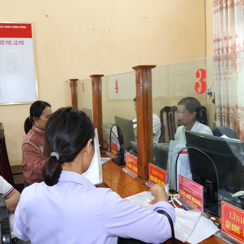 XÃ HIỂN KHÁNH NÂNG CAO ĐẠO ĐỨC CÔNG VỤ, XÂY DỰNG VĂN HÓA ỨNG XỬ - XÂY DỰNG CHÍNH QUYỀN PHỤC VỤ NHÂN DÂN TỐT HƠN