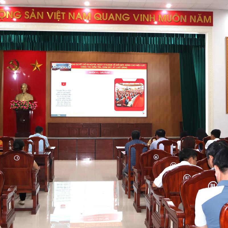 XÃ HIỂN KHÁNH THAM DỰ HỘI NGHỊ TOÀN QUỐC NGHIÊN CỨU, HỌC TẬP, QUÁN TRIỆT VÀ TRIỂN KHAI THỰC HIỆN NGHỊ QUYẾT HỘI NGHỊ TRUNG ƯƠNG 2.