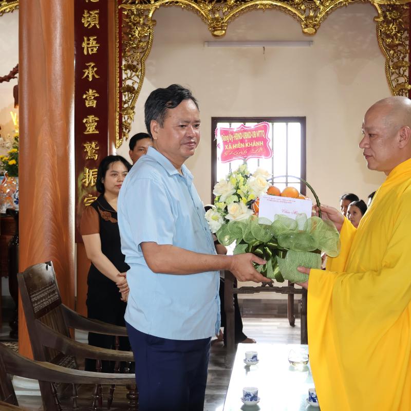 Đồng chí Bí Thư Đảng ủy xã thăm tặng quà nhân dịp Lễ phật đản các chùa trên địa bàn xã.