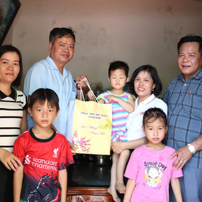 CÁC ĐỒNG CHÍ LÃNH ĐẠO XÃ HIỂN KHÁNH THĂM, TẶNG QUÀ TRẺ EM CÓ HOÀN CẢNH KHÓ KHĂN NHÂN DỊP QUỐC TẾ THIẾU NHI 1/6.