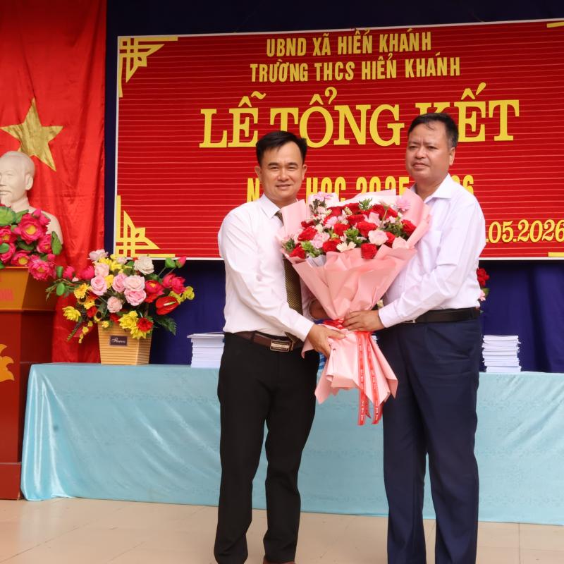ĐỒNG CHÍ BÍ THƯ ĐẢNG ỦY XÃ DỰ LỄ TỔNG KẾT NĂM HỌC 2025 – 2026 TRƯỜNG THCS HIỂN KHÁNH.