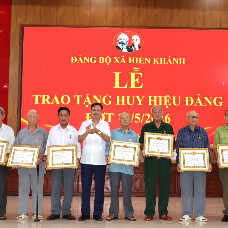 XÃ HIỂN KHÁNH TỔ CHỨC LỄ TRAO TẶNG, HUY HIỆU ĐẢNG ĐỢT 19-5 CHO ĐẢNG VIÊN.