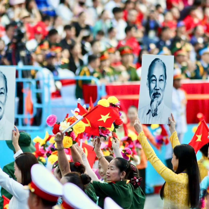 ÁNH SÁNG HỒ CHÍ MINH SOI ĐƯỜNG CHO CHÚNG TA ĐI.