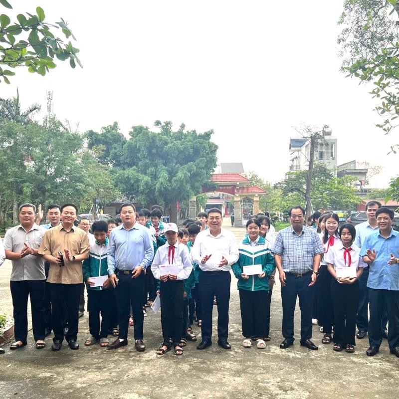 CHƯƠNG TRÌNH “HÀNH TRÌNH CÔNG LÝ VÀ TRÁI TIM” MANG YÊU THƯƠNG ĐẾN VỚI NHỮNG HỌC SINH NGHÈO VƯỢT KHÓ.