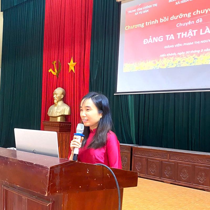 ĐOÀN THANH NIÊN XÃ HIỂN KHÁNH TỔ CHỨC LỚP BỒI DƯỠNG CHUYÊN ĐỀ LỊCH SỬ ĐẢNG CỘNG SẢN VIỆT NAM VỚI CHỦ ĐỀ “ĐẢNG TA THẬT LÀ VĨ ĐẠI” CHO HỌC SINH TRƯỜNG THPT NGUYỄN BÍNH.