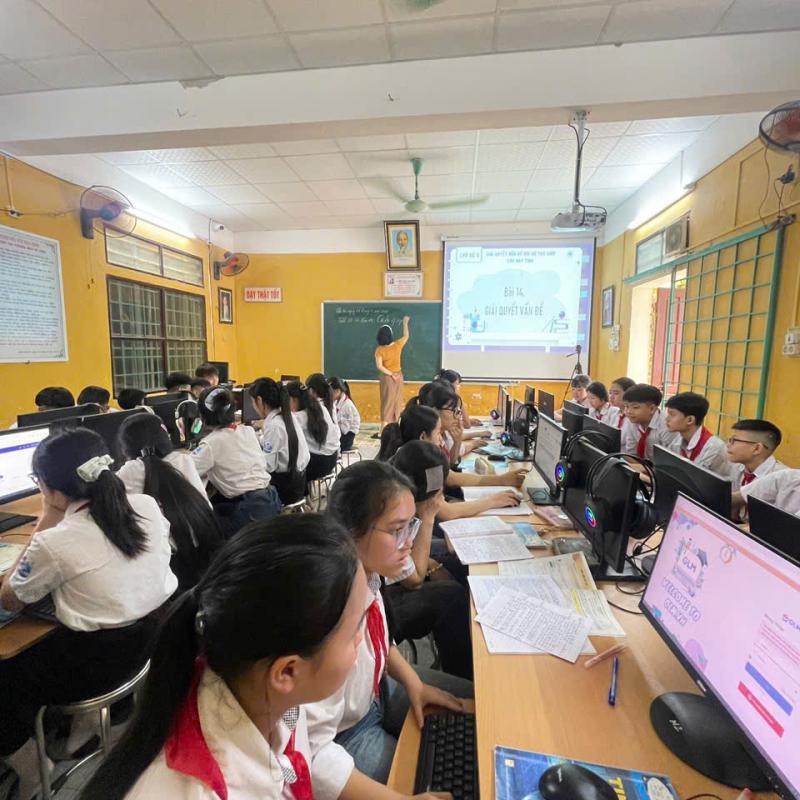 XÃ HIỂN KHÁNH TẬP TRUNG ĐẨY MẠNH CHUYỂN ĐỔI SỐ TRONG CÁC TRƯỜNG HỌC.