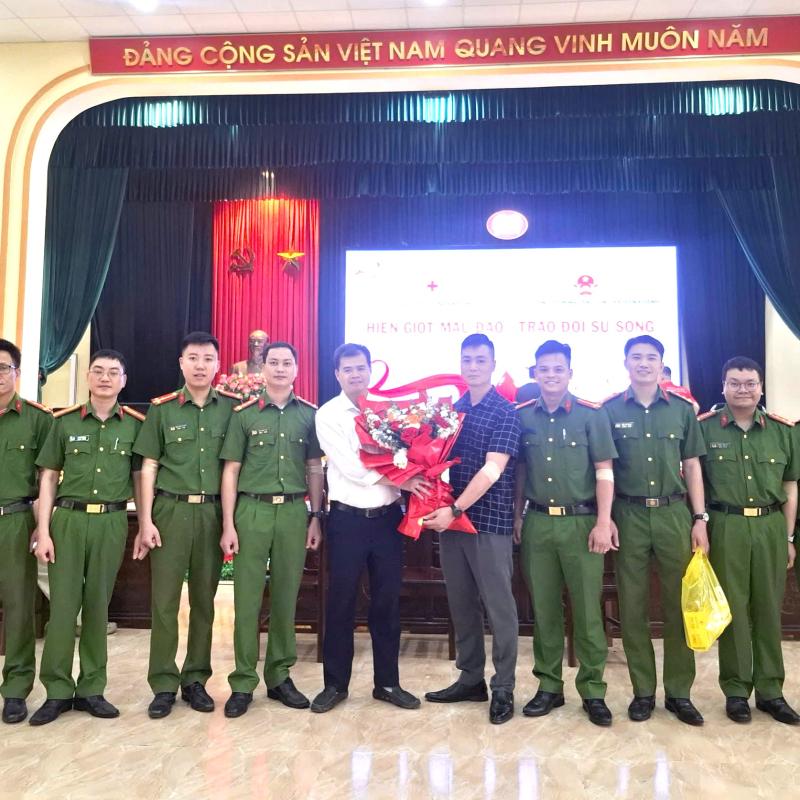 CÁN BỘ, CÔNG CHỨC, VIÊN CHỨC VÀ NHÂN DÂN XÃ HIỂN KHÁNH TÍCH CỰC THAM GIA HIẾN MÁU.