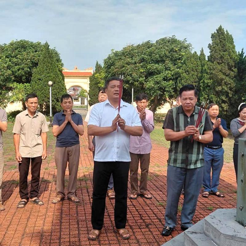 XÃ HIỂN KHÁNH TỔ CHỨC DÂNG HƯƠNG, VIẾNG NGHĨA TRANG LIỆT SĨ NHÂN DỊP KỶ NIỆM 51 NĂM NGÀY GIẢI PHÓNG MIỀN NAM, THỐNG NHẤT ĐẤT NƯỚC