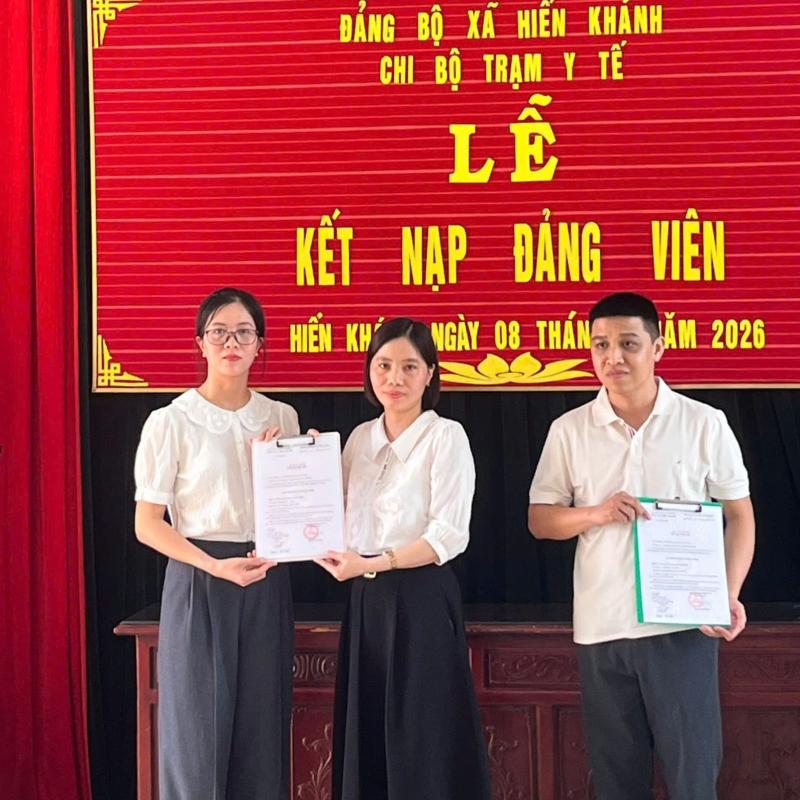 CHI BỘ TRẠM Y TẾ XÃ HIỂN KHÁNH TỔ CHỨC LỄ KẾT NẠP ĐẢNG VIÊN MỚI.