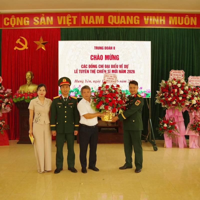 ĐẢNG UỶ, HĐND, UBND, BAN CHQS XÃ HỒNG PHONG THAM DỰ LỄ TUYÊN THỆ CHIẾN SĨ MỚI VÀ GẶP MẶT, ĐỘNG VIÊN CHIẾN SĨ MỚI NHẬP NGŨ NĂM 2026