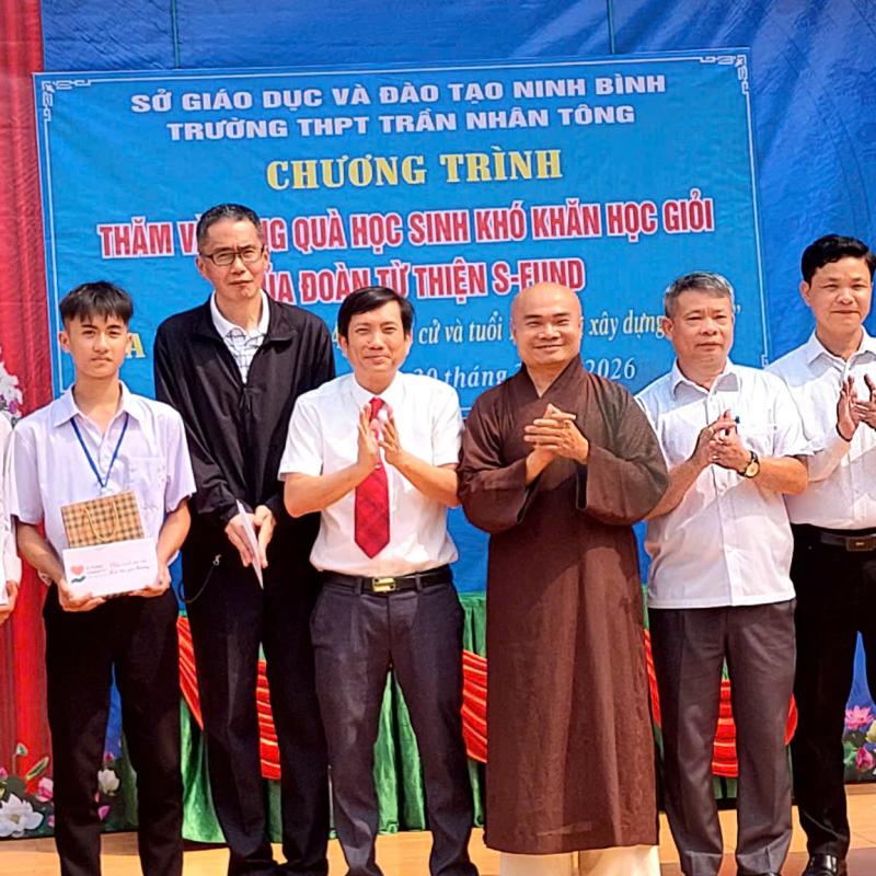 CHƯƠNG TRÌNH THĂM VÀ TẶNG QUÀ CỦA ĐOÀN TỪ THIỆN S - FUND, CHO CÁC EM HỌC SINH TRƯỜNG THPT TRẦN NHÂN TÔNG CÓ HOÀN CẢNH KHÓ KHĂN VƯƠN LÊN TRONG HỌC TẬP