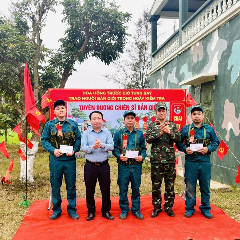 Lực lượng Dân quân năm thứ Nhất phường Hồng Quang tham gia kiểm tra bắn đạn thật