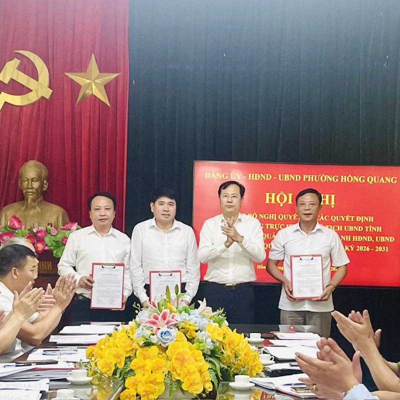 Đảng ủy- HĐND- UBND phường Hồng Quang tổ chức Hội nghị Thông báo Nghị quyết của HĐND tỉnh, Quyết định của UBND tỉnh về công tác cán bộ