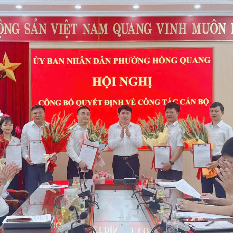 UBND phường Hồng Quang tổ chức Hội nghị công bố thành lập Phòng Nông nghiệp và Môi trường phường và các Quyết định của Chủ tịch UBND phường về công tác cán bộ.