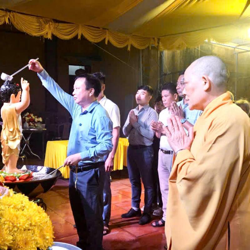 Đồng chí Phó Chủ tịch UBND phường Hồng Quang dự Đại lễ Phật đản tại chùa Vân Sơn tổ dân phố số 7
