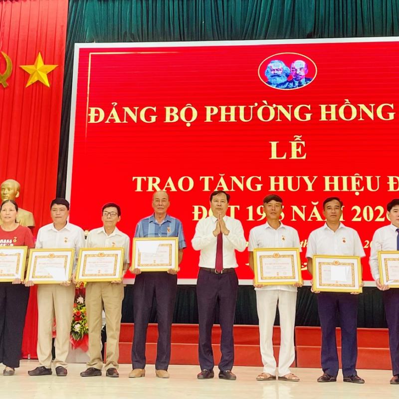 Đảng ủy phường Hồng Quang tổ chức Lễ trao tặng Huy hiệu Đảng đợt 19/05/2026