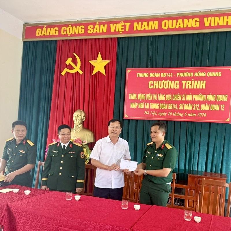Đồng chí Bí thư Đảng ủy phường dự lễ tuyên thệ chiến sĩ mới tại tại Trung đoàn 141, Sư đoàn 312, Quân đoàn 12 và tặng quà cho các chiến sĩ mới là con em quê hương Hồng Quang